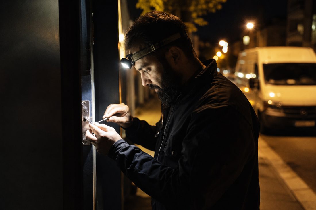Reparación del motor de un cierre metálico en un comercio